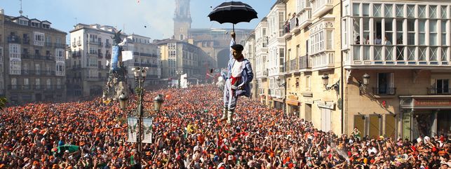 https://www.irenazvitoria.com/wp-content/uploads/2019/08/Bajada-Celedon-Fiestas-Blanca-Vitoria_EDIIMA20170710_0207_5.jpg